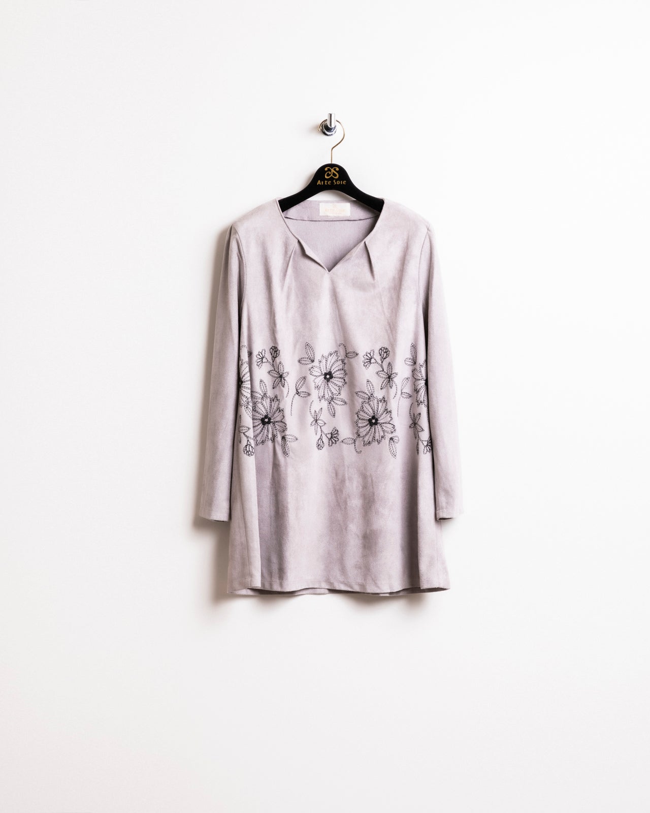 フラワー刺繍のスエード調チュニック
