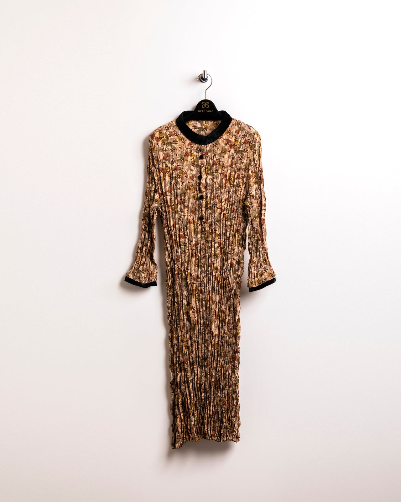 リゾート気分の小花プリント手絞りプリーツワンピース