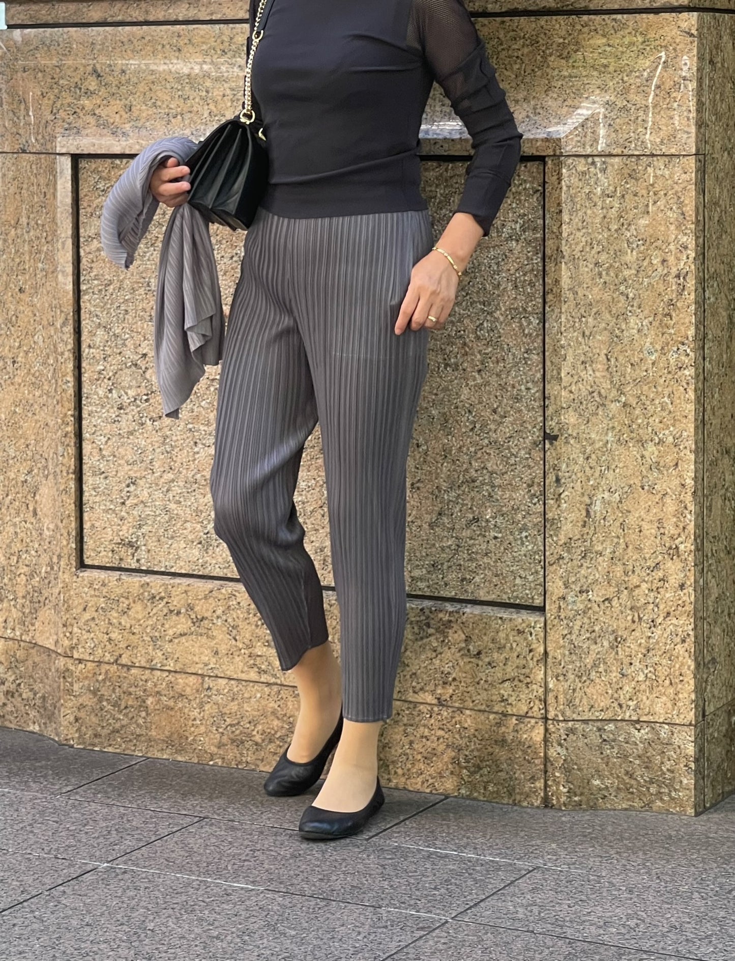 綺麗めプリーツのテーパードパンツ