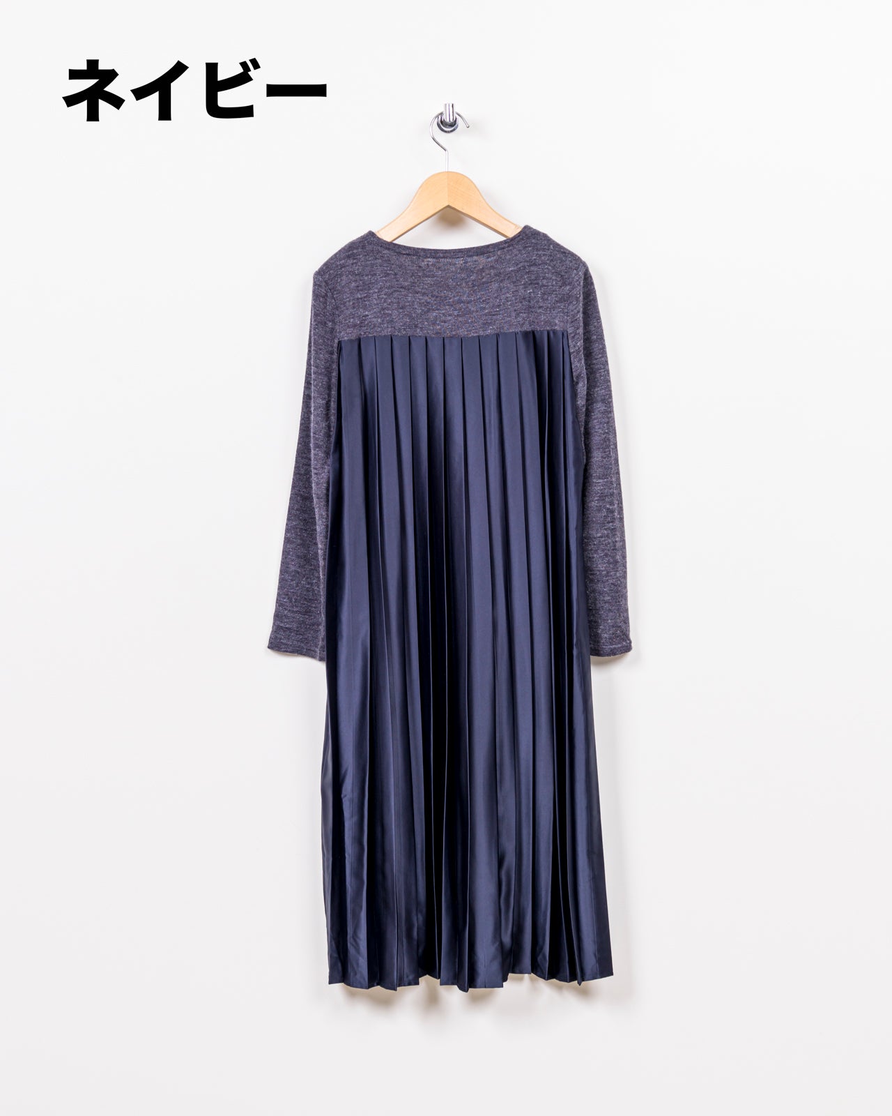 上品フェミニンなプリーツワンピース