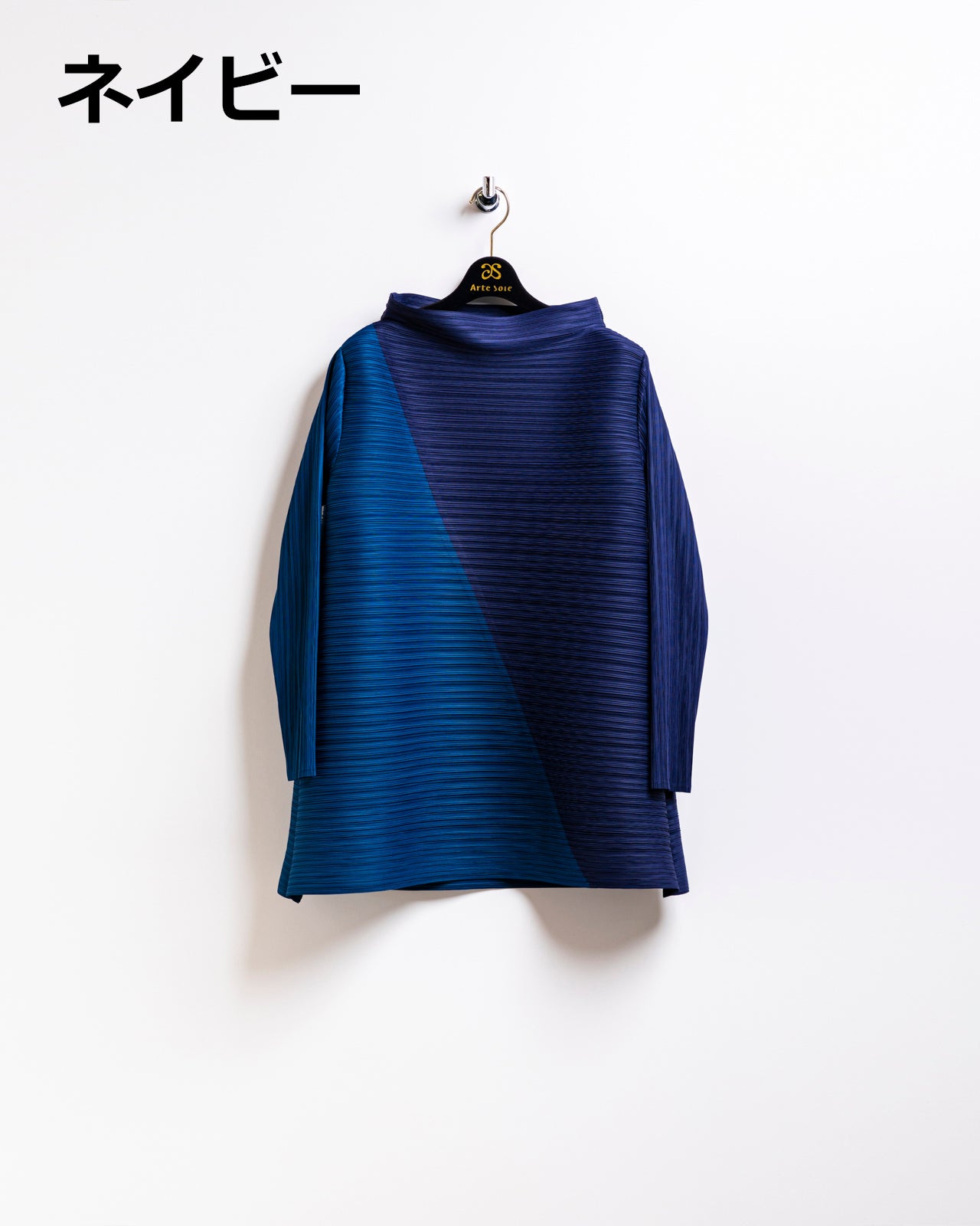 モダンに着こなす配色プリーツチュニック