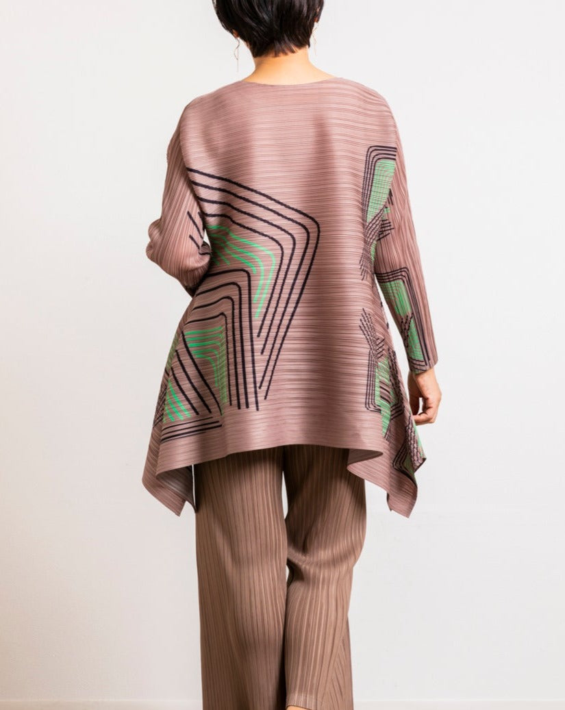 ほっそりシルエットのプリーツチュニック