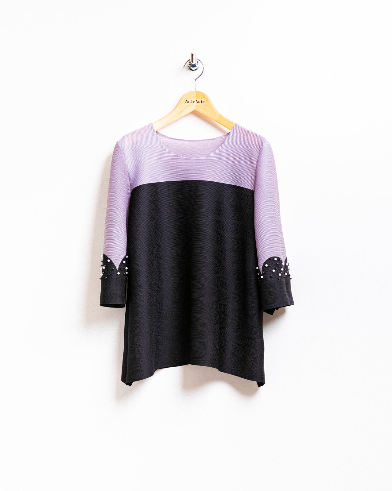 パール調ビジュー付プリーツ ブラウス