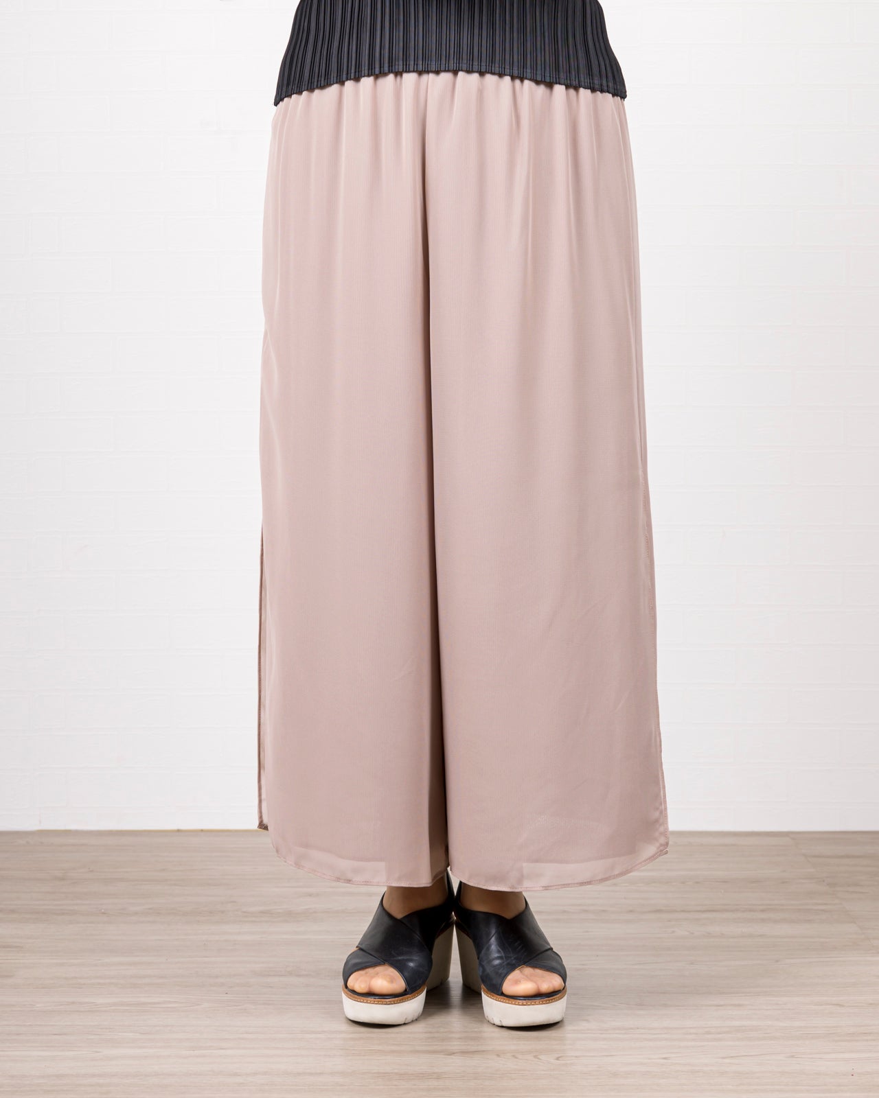 シフォン重ね軽やかプリーツワイドパンツ