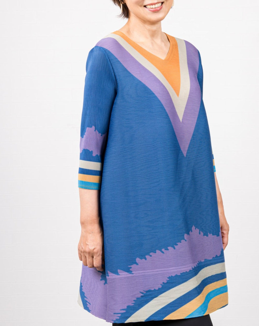 すっきり見える Vネックのプリーツチュニック