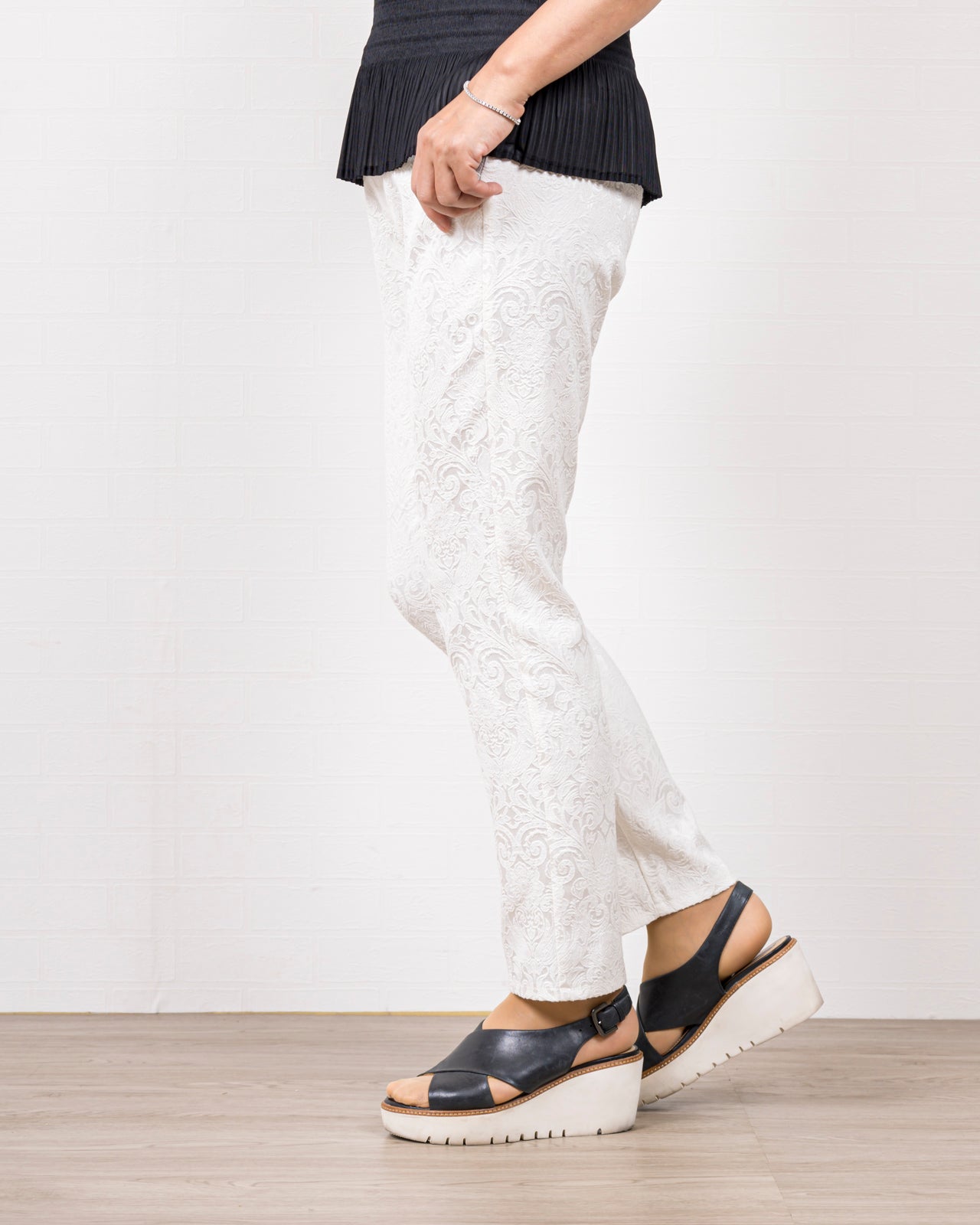 上質なジャガード素材の快適ストレッチパンツ