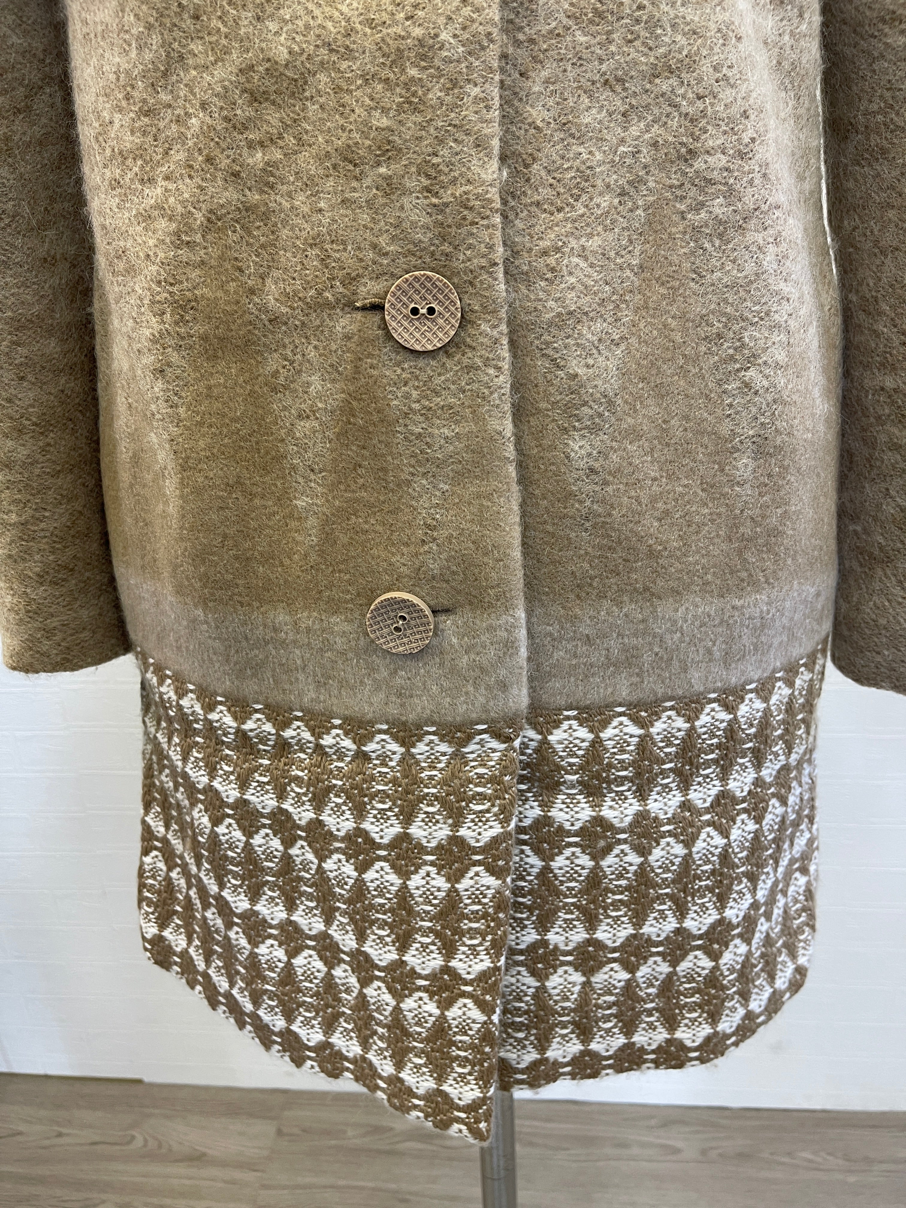 高級感漂うニードルパンチ加工のウール混コート – アルテソワ